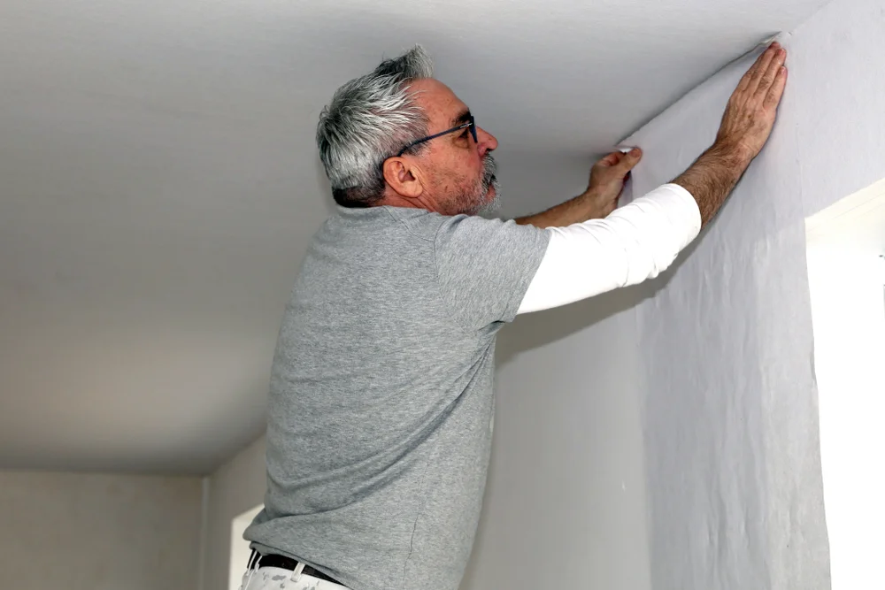 Vliesbehang vs stucen bij nieuwbouwwoningen in Amersfoort. Wat is beter? Deze uitleg zal je helpen om een keuze te maken.